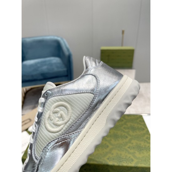 Gucci Mac80 Metallic Silver Trainer Side Emblem Detail in silver and off-white Close-up of embroidered Interlocking G emblem on metallic silver Gucci Mac80 trainer side panel in silver and off-white