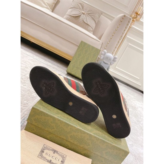 Gucci Screener Python Embossed Leather Trainers Outsole Tread in cream and green Underside view of black rubber soles on Gucci Screener trainers displaying the embossed bee motif in cream and green
