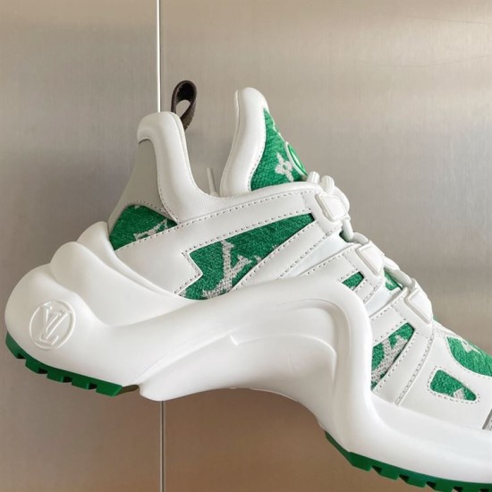 Close-Up Arch Detail of L Archlight Green and White Trainers Close-up of the sculpted midfoot arch and green and white upper