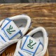 Close-up of the tongue and branding on L Charlie Low Top Leather Trainers in white in white and green Close-up of the tongue and branding on L Charlie Low Top Leather Trainers in white in white and green