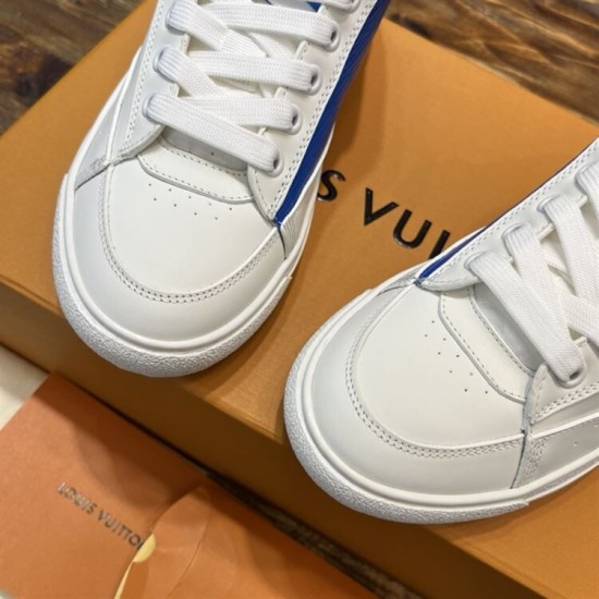 Close-up of the toe box and laces on L Charlie Low Top Leather Trainers in white in white and green Close-up of the toe box and laces on L Charlie Low Top Leather Trainers in white in white and green
