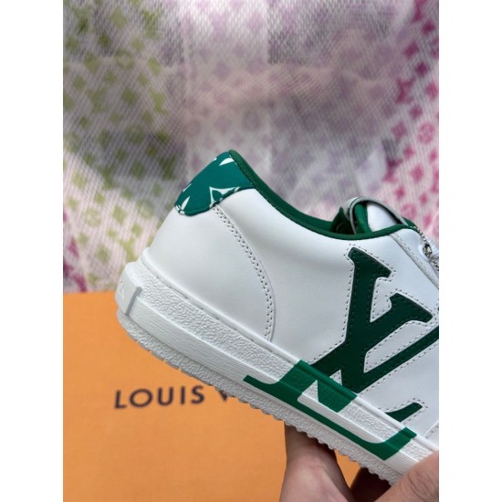 L Charlie Low Top Leather Trainers In White And Green - Heel Detail Detailed view of the green heel collar featuring subtle pattern accents on L white and green trainers