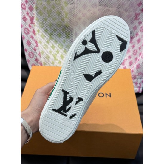 L Charlie Low Top Leather Trainers In White And Green - Outsole Underside view of the patterned rubber outsole on L white and green leather trainers