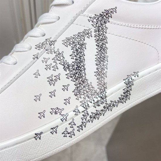 Macro Graphic Motif on L White Leather Low Top Trainers Macro view of the graphic side motif on L white leather low top trainers