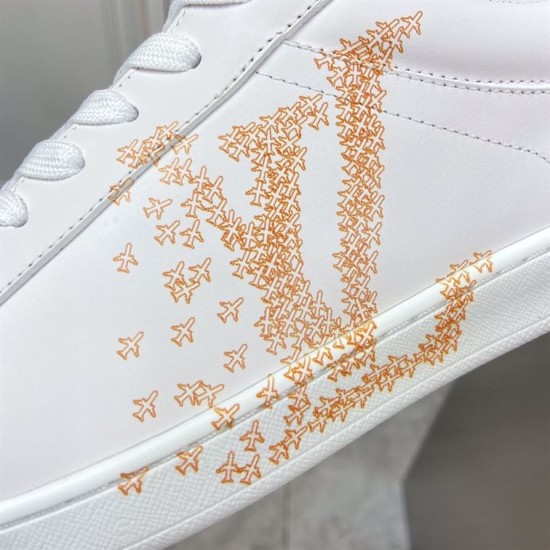 L classic white leather trainers with gold motif accent close-up detail L classic white leather trainers with gold motif accent close-up of the gold side pattern