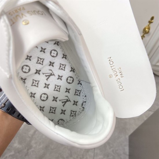 L classic white leather trainers with gold motif accent interior and insole L classic white leather trainers with gold motif accent interior lining and printed insole