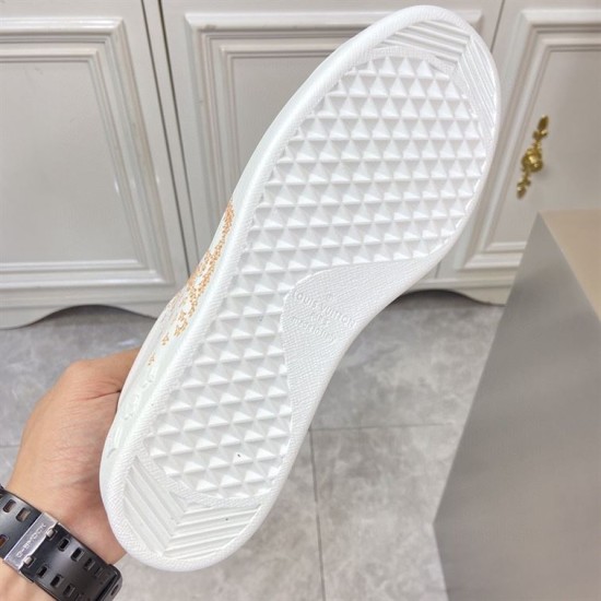 L classic white leather trainers with gold motif accent outsole tread view L classic white leather trainers with gold motif accent textured rubber sole pattern