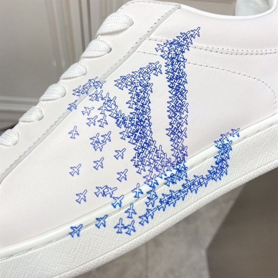 L Classic Leather Trainers Motif Detail in white and blue Close-up of the blue motif design on the side of L leather trainers in white and blue