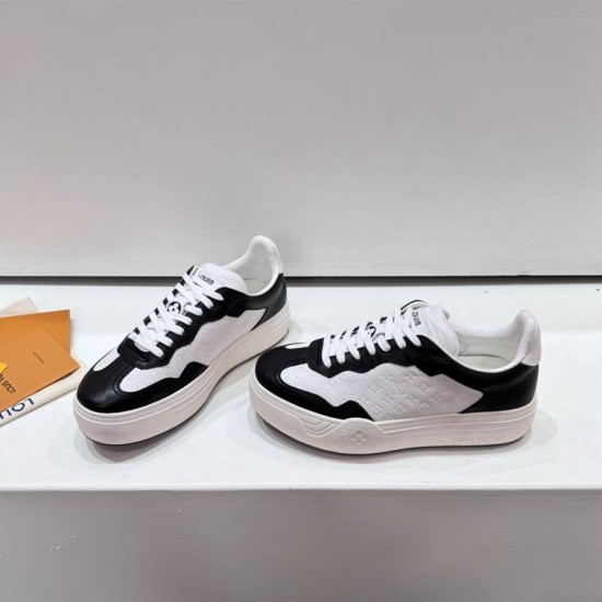 L Groovy Platform Leather Trainers In Black And White - Pair Angle Angled pair view of L Groovy Platform Leather Trainers In Black And White on display surface