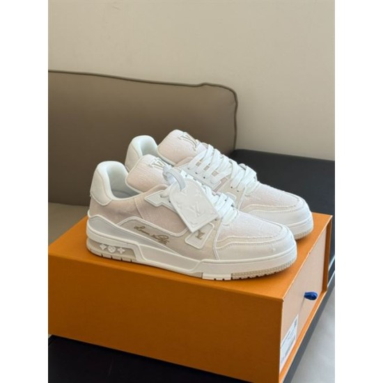 L Beige Trainers Angled Perspective in beige and white Angled perspective of L beige trainers placed together on a box in beige and white
