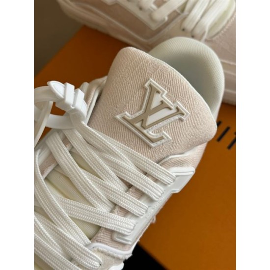 L Beige Trainer Tongue Detail in beige and white Close-up of the tongue on the L beige trainer displaying embroidered logo in beige and white