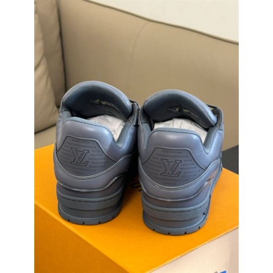 Rear view focusing on the heel counters and embossed logos of the grey L trainers in monochrome and grey