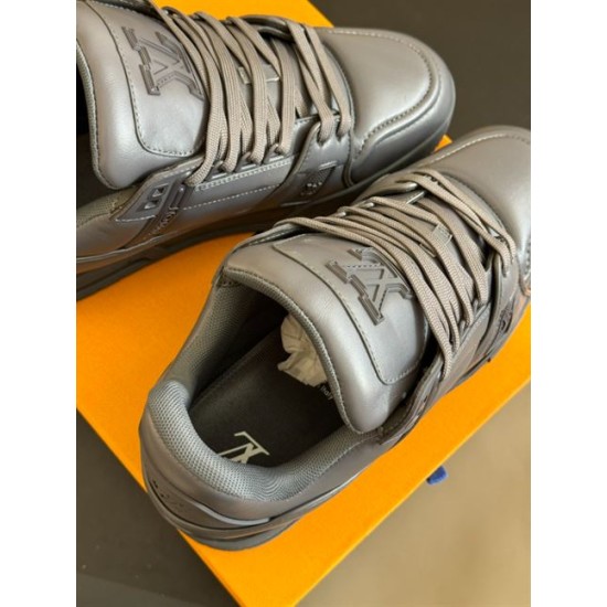 Close-up of the tongue emblem and lacing system on the grey L trainers in monochrome and grey