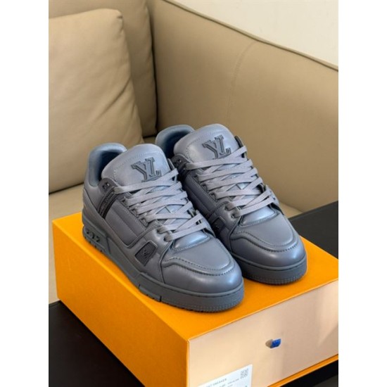 Front three-quarter angle showcasing the toe box and laces of the grey L trainers in monochrome and grey