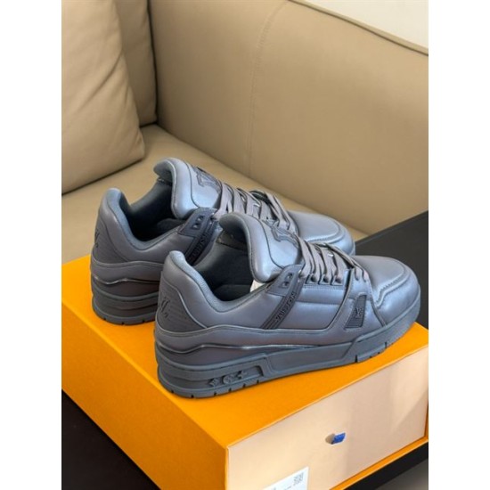 Rear three-quarter angle highlighting the heel panels of the grey L trainers in monochrome and grey