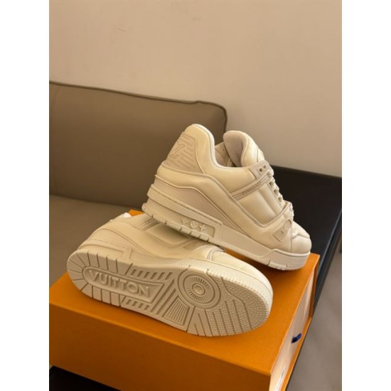 L Trainer Low Top Beige Leather Sneakers - Sole and Tread L Trainer Low Top Beige Leather Sneakers bottom sole tread pattern view