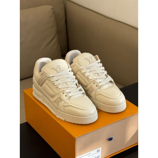 L Trainer Low Top Beige Leather Sneakers - Laces and Tongue L Trainer Low Top Beige Leather Sneakers close up on laces and tongue