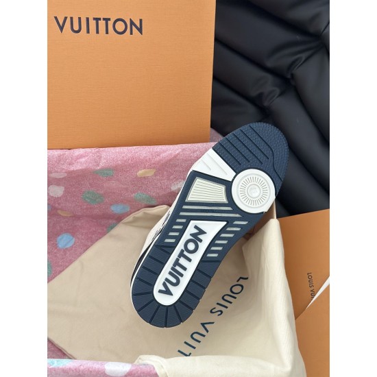 L Trainer Sneaker Low Top Leather White Navy Sole View L Trainer Sneaker Low Top Leather White Navy outsole tread pattern and branding