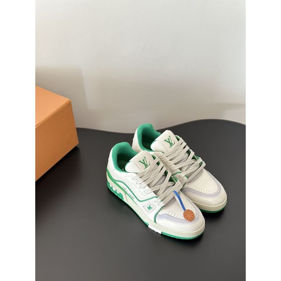 L Trainer Sneakers Three-Quarter Angle in white and green Three-quarter view of white and green L leather trainers