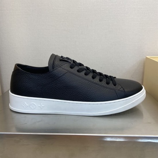 L Resort Black Grained Leather Trainer Lateral Aspect in black and white Lateral view of a black grained leather low-top trainer resting on a surface in black and white