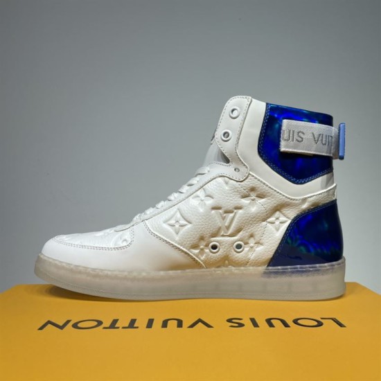L High Top Trainers Inner Side in white and blue Inner lateral view of L high top trainers in white and metallic blue