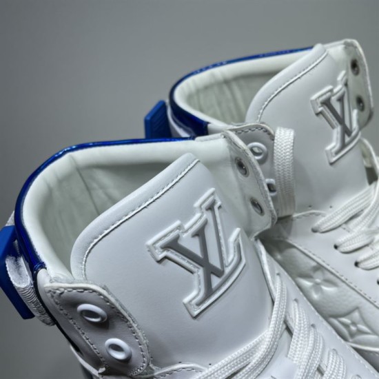L High Top Trainers Tongue Detail in white and blue Close-up of tongue logo patch on L high top trainers in white and blue