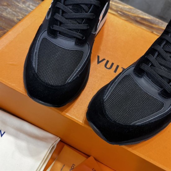 L black low top mesh trainers close up of toe box and laces L black low top mesh trainers toe box detail