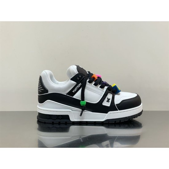 L Trainer Maxi Low-Top Trainers in white and black lateral view Lateral side view of L Trainer Maxi Low-Top Trainers in white and black
