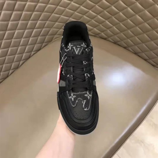 Front upper view of L black monogram leather trainer low top shoes in black and red