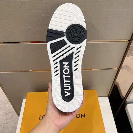 Underside sole pattern of the L trainer low top leather sneakers in black and grey