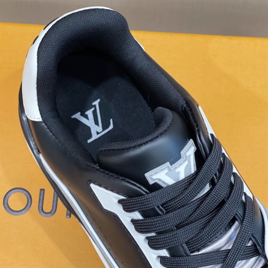 Close-up of the interior collar and branded insole of the L sneakers in black and grey