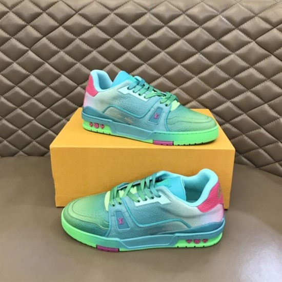L Trainer Low Top Sneakers In Green Grained Leather - Box Display in green and pink Pair of L trainer low top sneakers in green grained leather resting on a branded orange box in green and pink