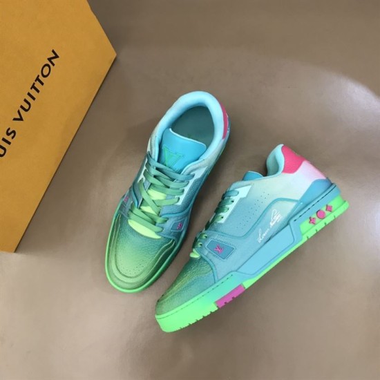 L Trainer Low Top Sneakers In Green Grained Leather - Angled Top View in green and pink Angled top view showing the lacing system of L trainer low top sneakers in green grained leather in green and pink