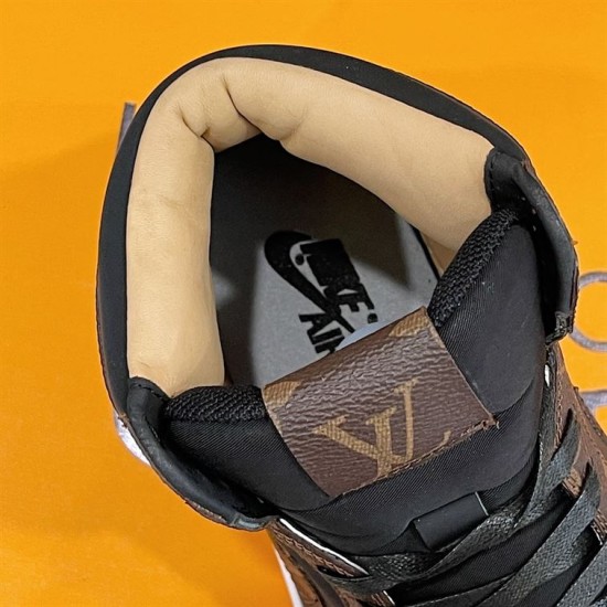 Interior collar and insole detail of the brown and black L trainers Interior collar and insole view of the brown and black L trainers
