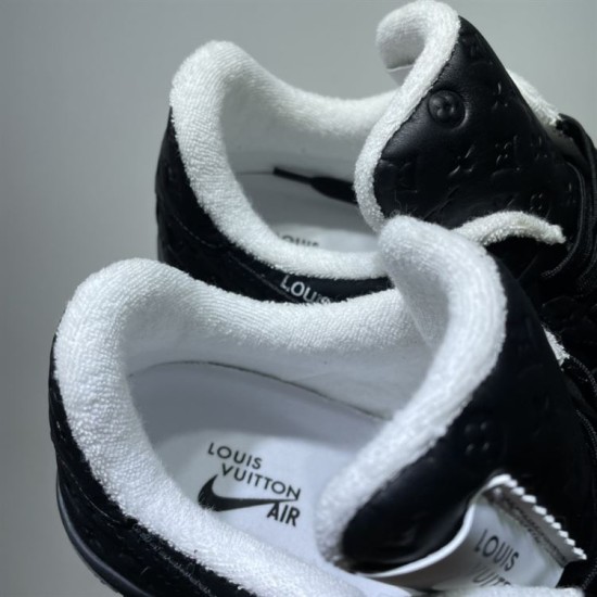 Nike Air Force 1 Low-Top Embossed Trainers Black collar and insole detail