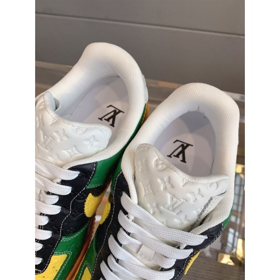 Nike Air Force 1 Low-Top Collar and Insole Detail in yellow and green Close-up view of the interior insoles and white padded collar of the trainers in yellow and green