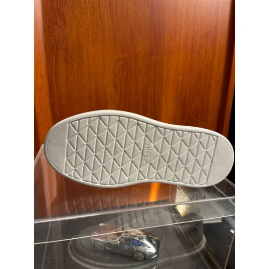 Prada Platform Trainer Sole Pattern in off-white Underside view of off-white Prada platform trainer treaded sole