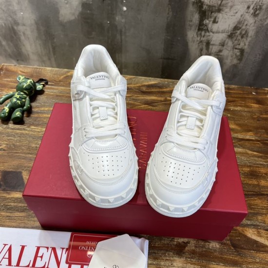 Replica Valentino Trainers Freedots Low-Top  In Calfskin – Vn003 Uk - 8450 - Buddha Luxury