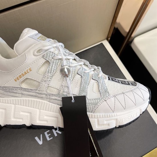 Versace Trigreca Lace Detail in white and gold Close-up of lace closure and lace toggle on white Versace Trigreca trainer in white and gold